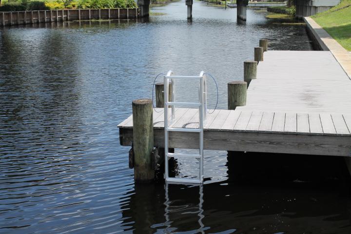 C&M 6-Step Big Foot Ladder